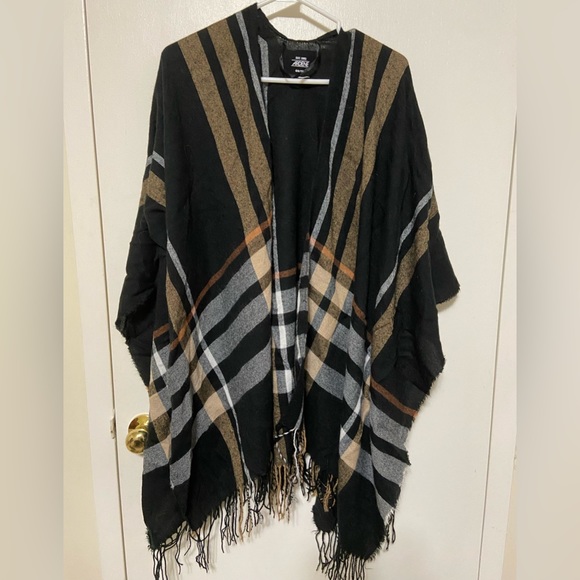 Ardene Poncho - Picture 1 of 2